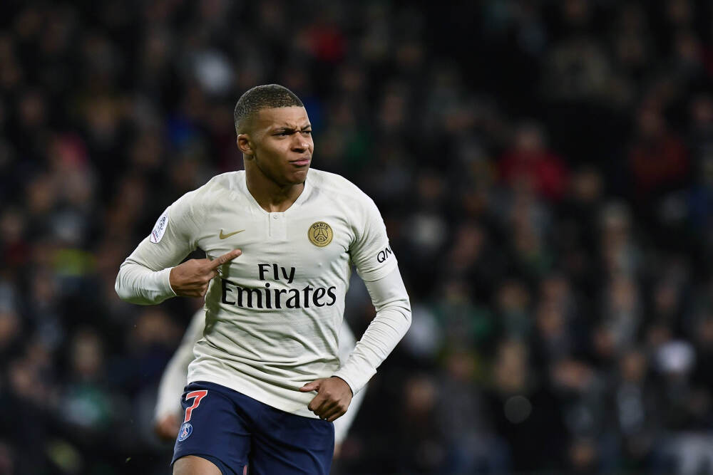 阿迪达斯26年FIFA世界杯传奇野场燃动上海 近万人共赴足球盛夏之约
